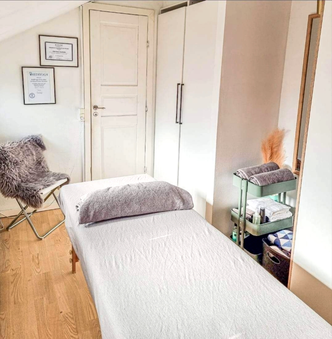Holistisk studio massage rum og massagebriks